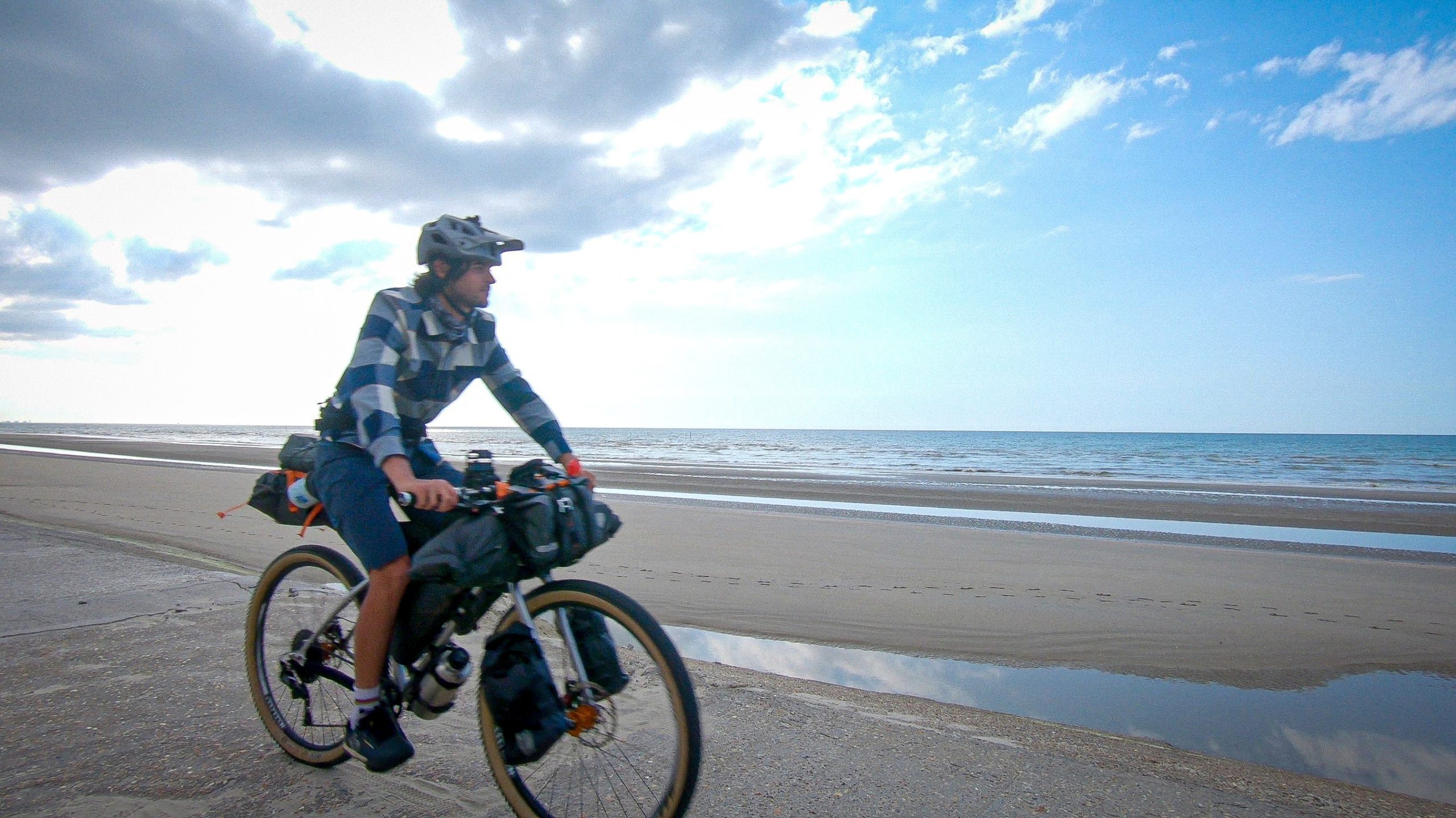 vélo le long de la plage de Dunkerque